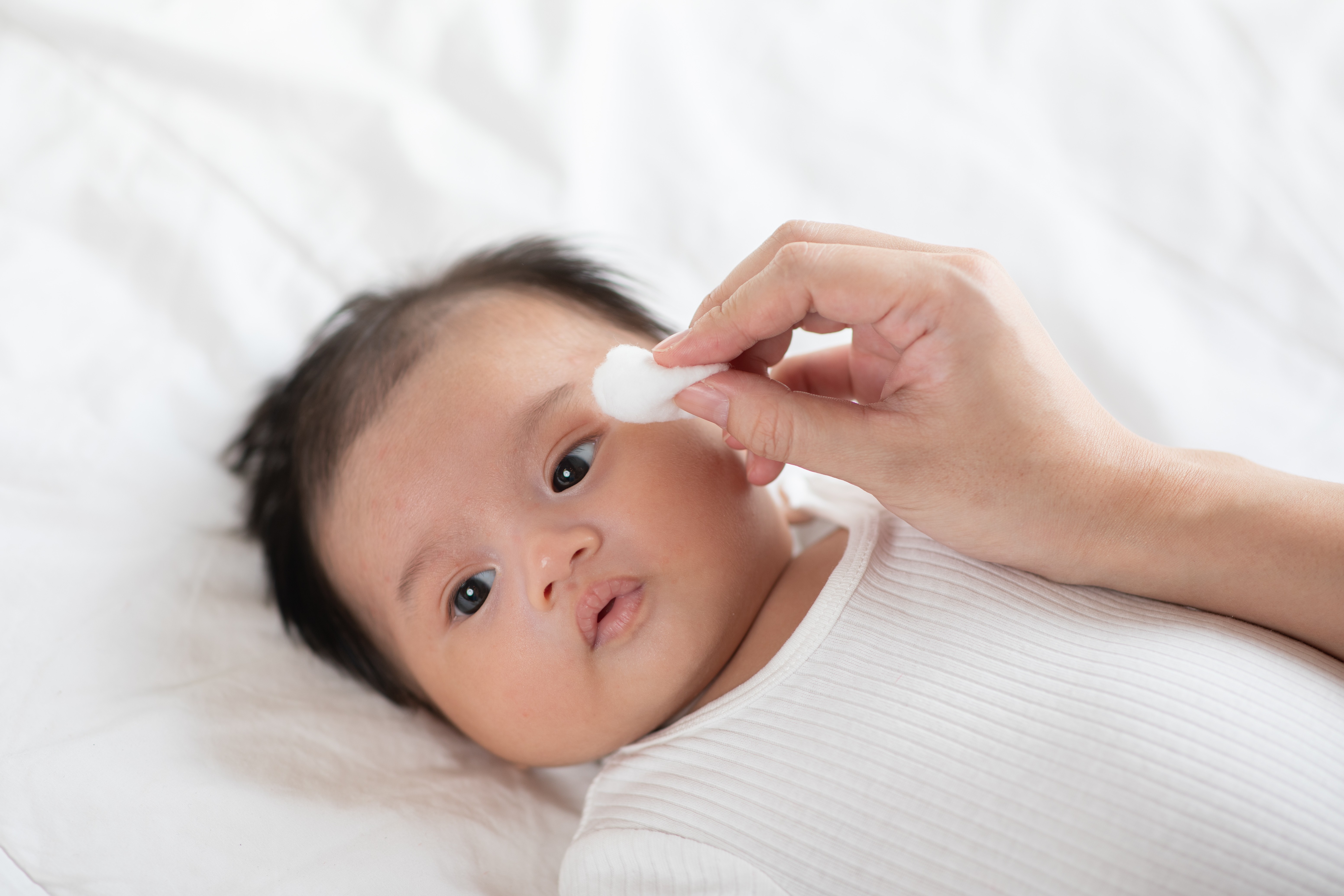mitos ludah bulu mata bayi, bulu mata bayi panjang, cara aman perawatan bayi, Bunda, si Kecil